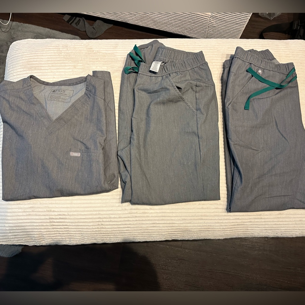 FIGS Men’s Scrub Set (1 top + 2 pants)